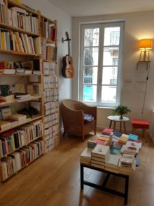 Coin lecture à la librairie La Fleur qui pousse à l'intérieur