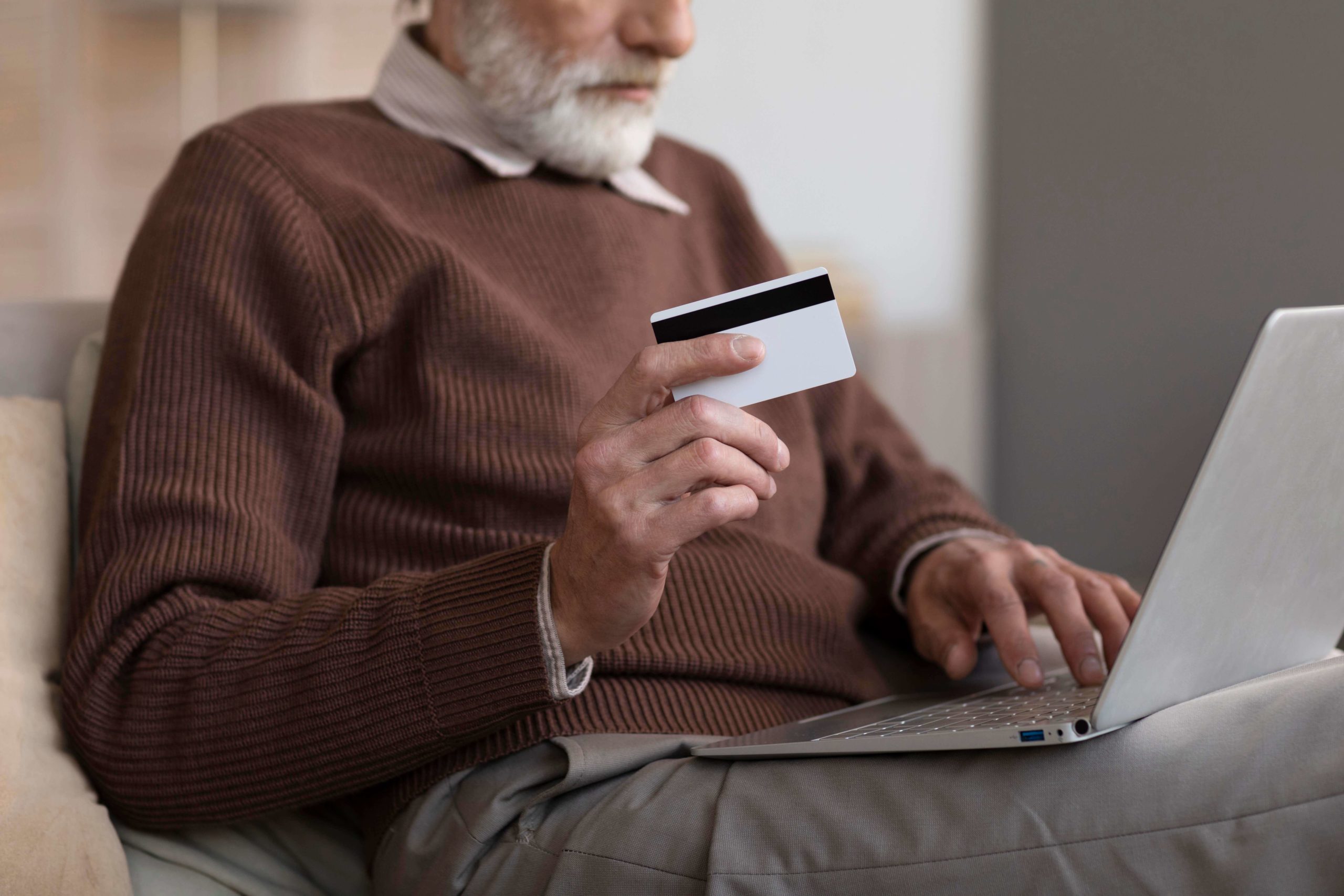 Un homme effectue un achat sur son ordinateur