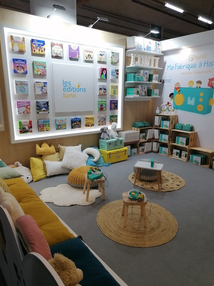 Stand de Lunii, spécialiste du livre audio pour enfants, au salon du livre jeunesse de Montreuil.