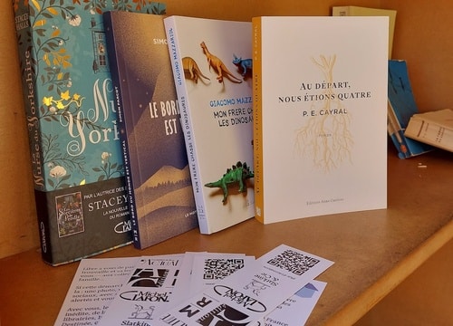 Les quatre livres de quatre maisons d'édition différentes mis à disposition dans une boîte à livres